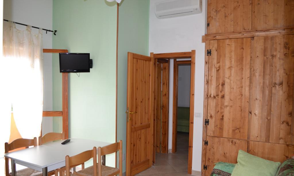 Apartments Mimose Badesi Habitación foto