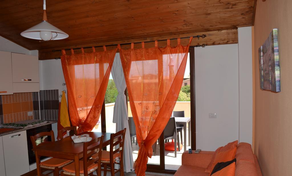 Apartments Mimose Badesi Habitación foto